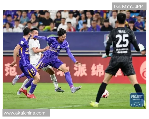 足球明星新赛季震撼登场 突破自我展现全新实力与风采